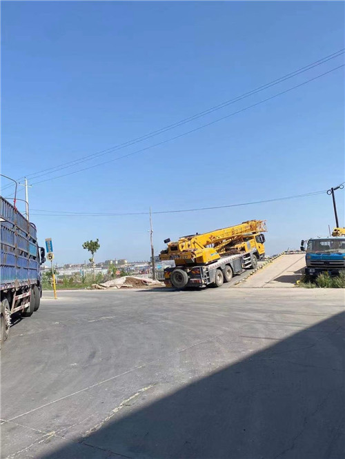 类乌齐县25吨吊车的租赁价格大概是多少？